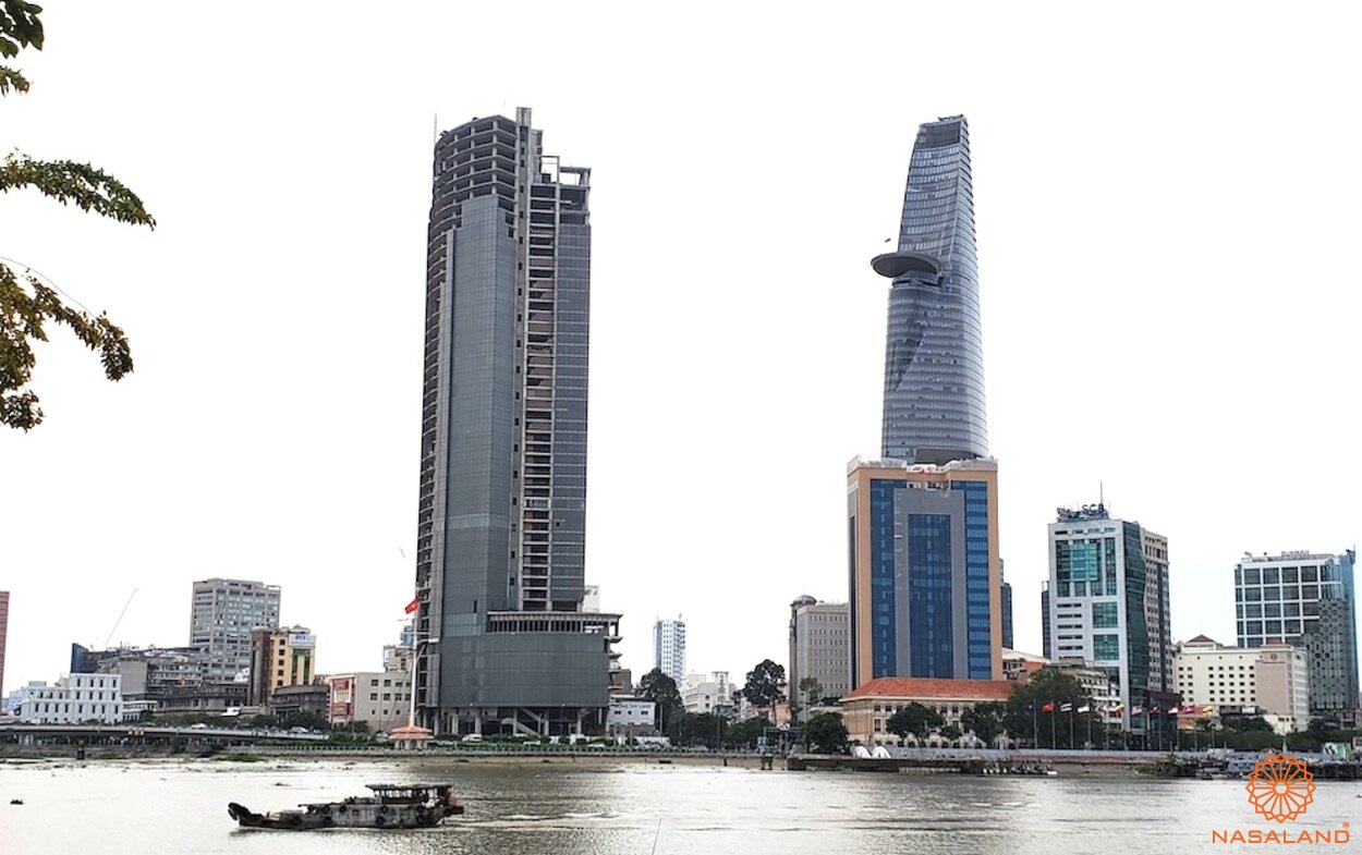 Tòa nhà Saigon One Tower dở dang nằm cạnh biểu tượng thành phố Bitexco