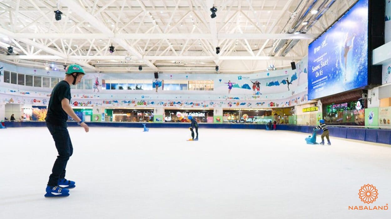 Ice Rink Royal City là sân trượt băng đạt chuẩn quốc tế đầu tiên tại Việt Nam